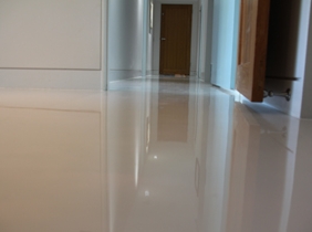 Decorative epoxy flooring - the problem with white glossy floors